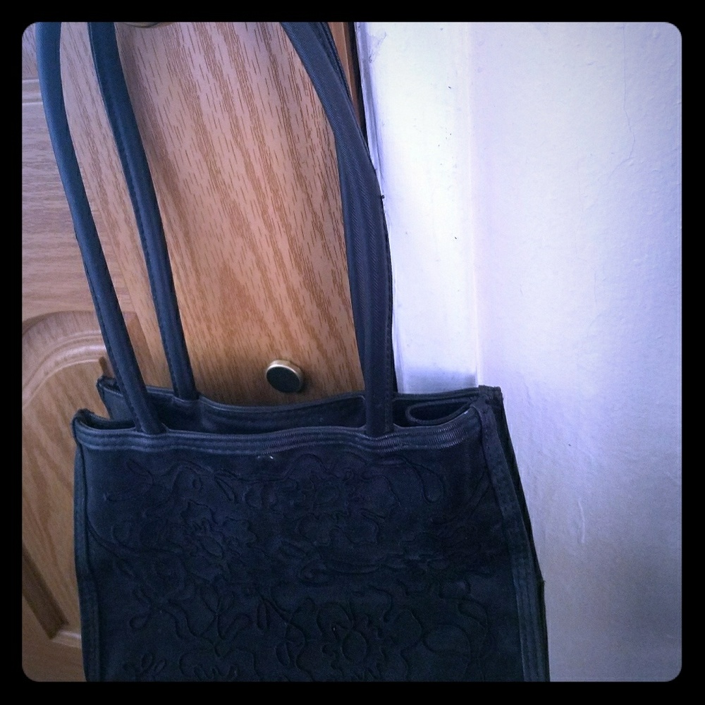 Black purse in great condition w/one zip pocket
